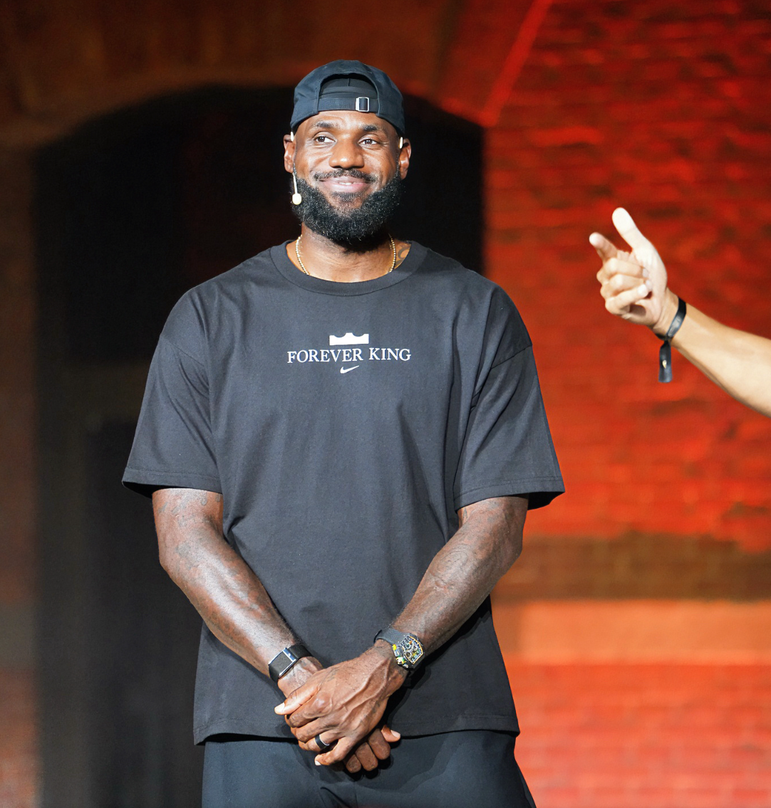 开云kaiyun平台-排面!成都地标双子塔为迎接詹皇深夜点亮,大批球迷围堵酒店喊MVP