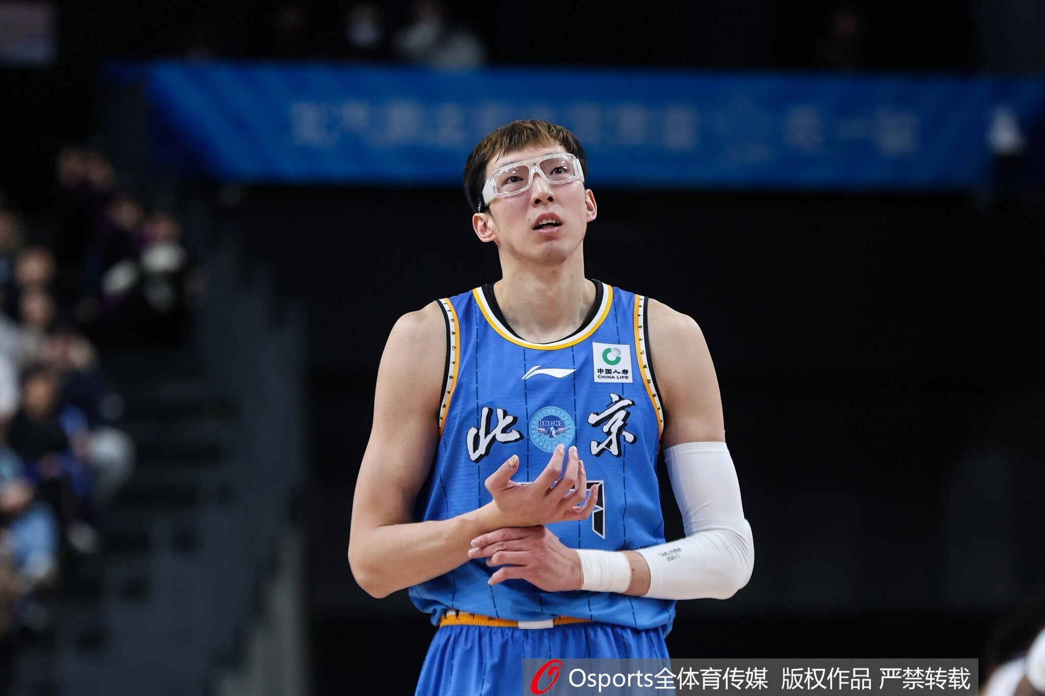 媒体人建议北京队为周琦合理分配体能 应对漫长赛季的疲劳挑战