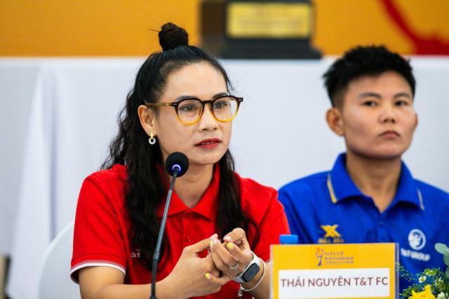 1728109303007025075.jpg 7-越南太原女足主教练文氏清(左)是越南首位通过亚足联职业级培训班的越南女教练.jpg