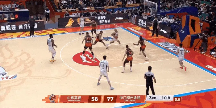开云kaiyun网页版-安德鲁斯带球上篮轻松得分，浙江三节领先山东21分