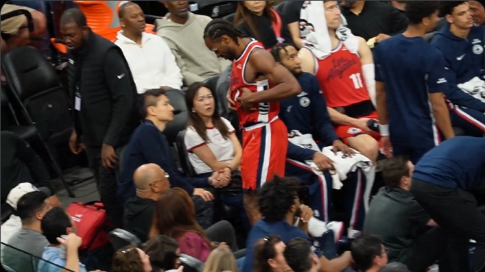 开云kaiyun官方网站-不像脚踝！小卡表情痛苦捂着自己的腰腹部离场并高举双手进行伸展