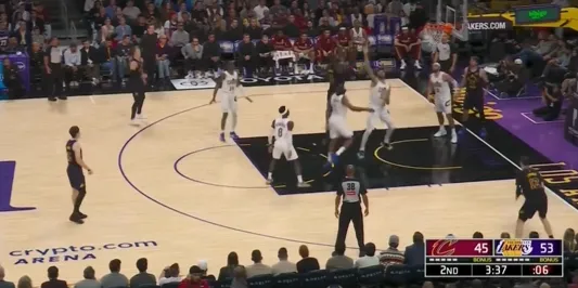 开云kaiyun首页-找回场子！艾顿刚吐饼后连续命中，湖人领先到两位数分差