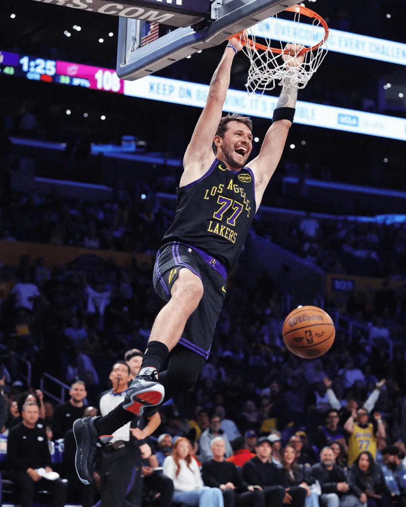 开云kaiyun网页版-双手爆扣！NBA官方晒出东契奇今日双手飞扣照：微笑的卢卡