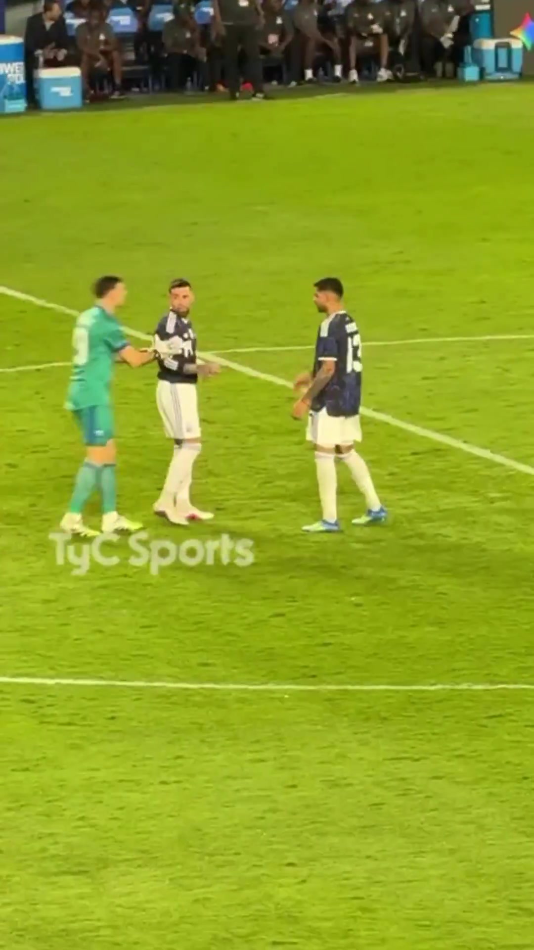 开云kaiyun官方网站-氛围真好！梅西招手让点奥塔门迪不想罚，大马丁和罗梅罗推他上前